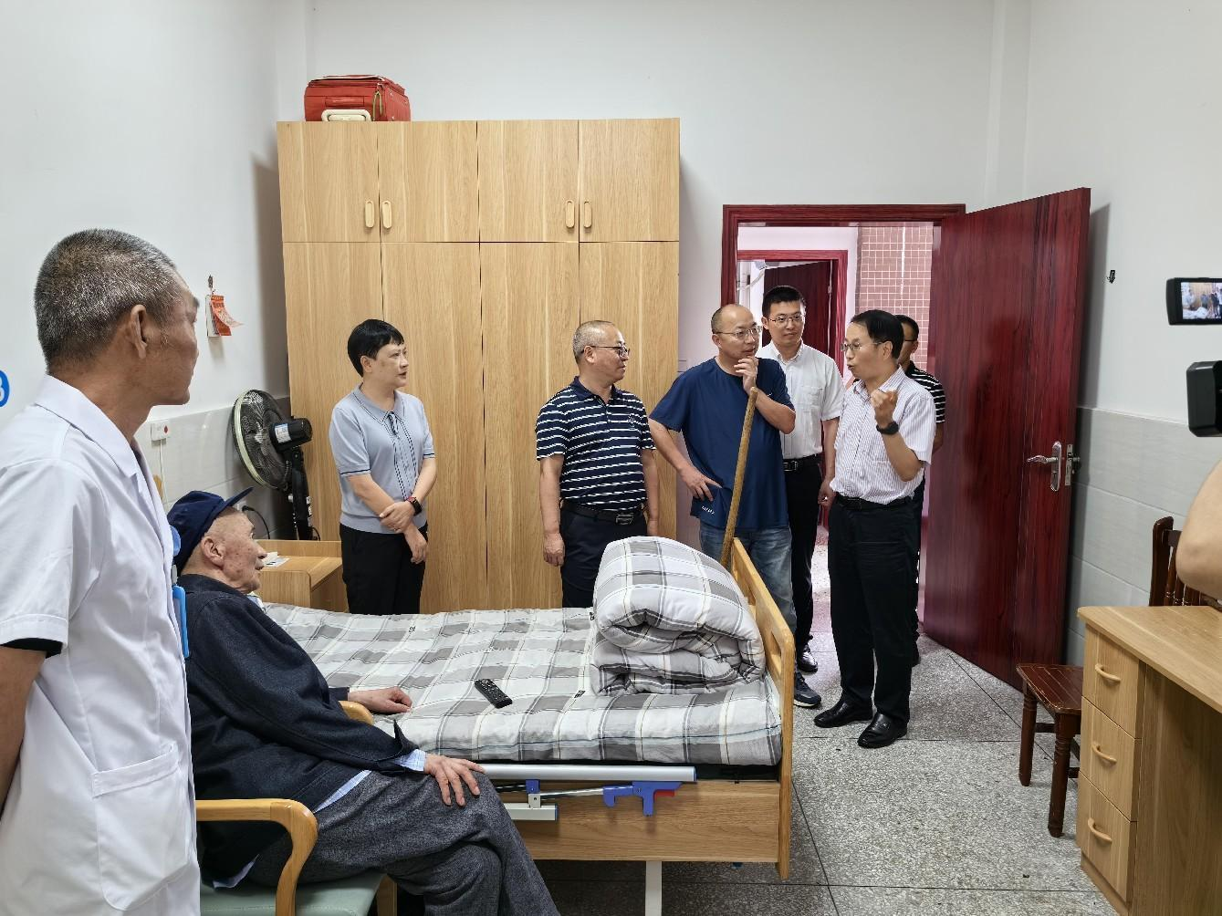 五通桥区人大常委会调研养老服务工作 第 1 张